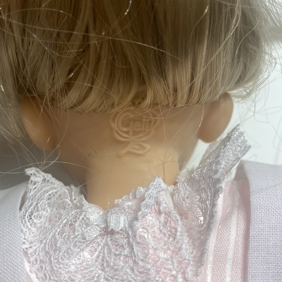 Geli doll with soft body and glass eyes with lashes. - Picture 8 of 10